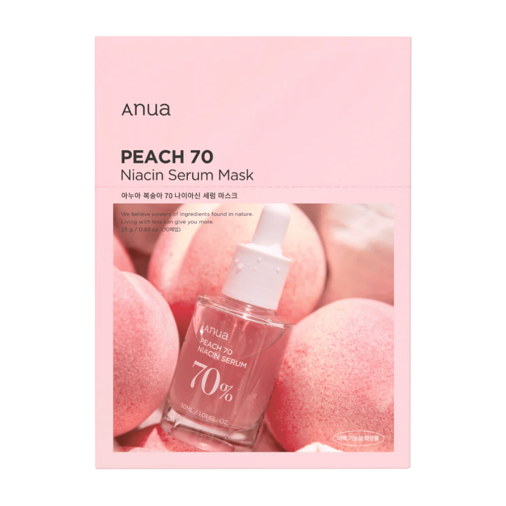 Un paquete de Anua PEACH 70 Niacin Serum Mask frente a un fondo de duraznos. El diseño del empaque rosa coincide con los tonos naturales de los duraznos, y una botella transparente con suero es parcialmente visible. El producto enfatiza el uso de ingredientes de la naturaleza.