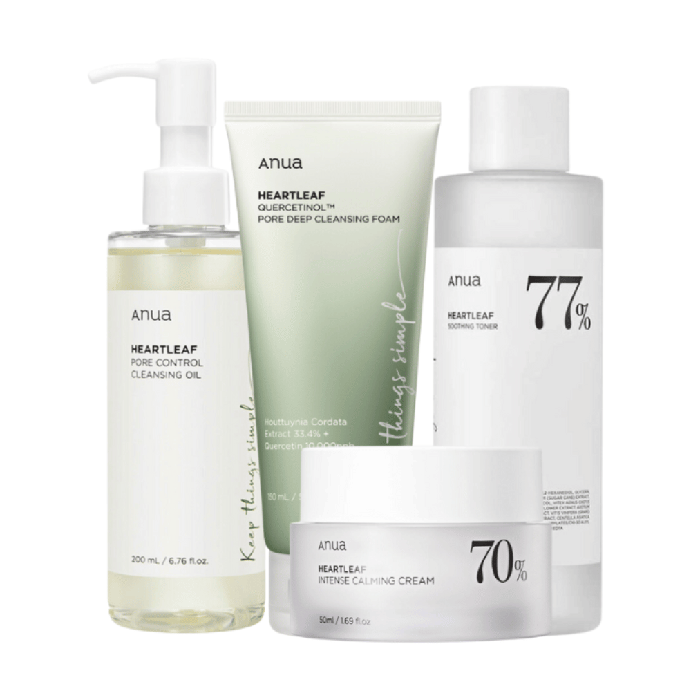 Un conjunto de productos para el cuidado de la piel de Anua, que contiene Heartleaf Pore Control Cleansing Oil, Heartleaf 77% Soothing Toner, Heartleaf Quercetin+ Pore Deep Cleansing Foam, y Heartleaf 70% Intense Calming Cream. Estos productos están formulados con hoja de corazón y otros ingredientes calmantes, diseñados para reducir poros, calmar e hidratar la piel.