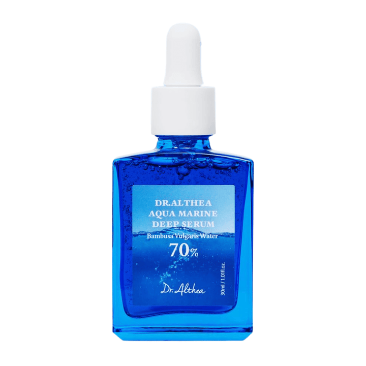 Dr. Althea Aqua Marine Deep Serum 30 ml en botella de vidrio azul con pipeta, enriquecido con 70 % de agua de Bambusa Vulgaris para hidratación intensa, efecto calmante y mejora de la barrera cutánea.