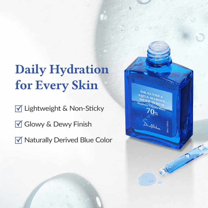 Dr. Althea Aqua Marine Deep Serum en botella de vidrio azul con pipeta, fórmula ligera y no pegajosa que proporciona hidratación diaria, acabado luminoso y húmedo, y color azul natural para todo tipo de piel.