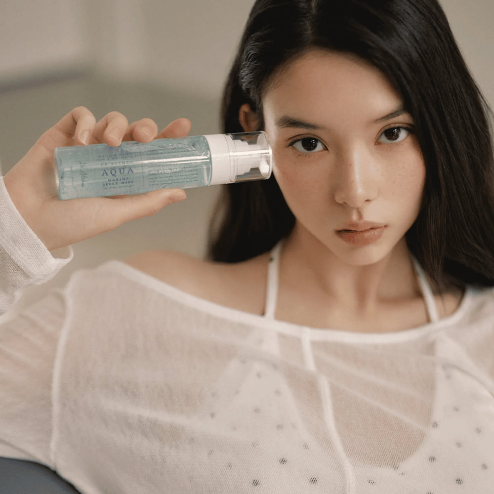 Dr. Althea Aqua Marine Jelly Mist usado en el rostro para una hidratación directa, brillo y piel fresca