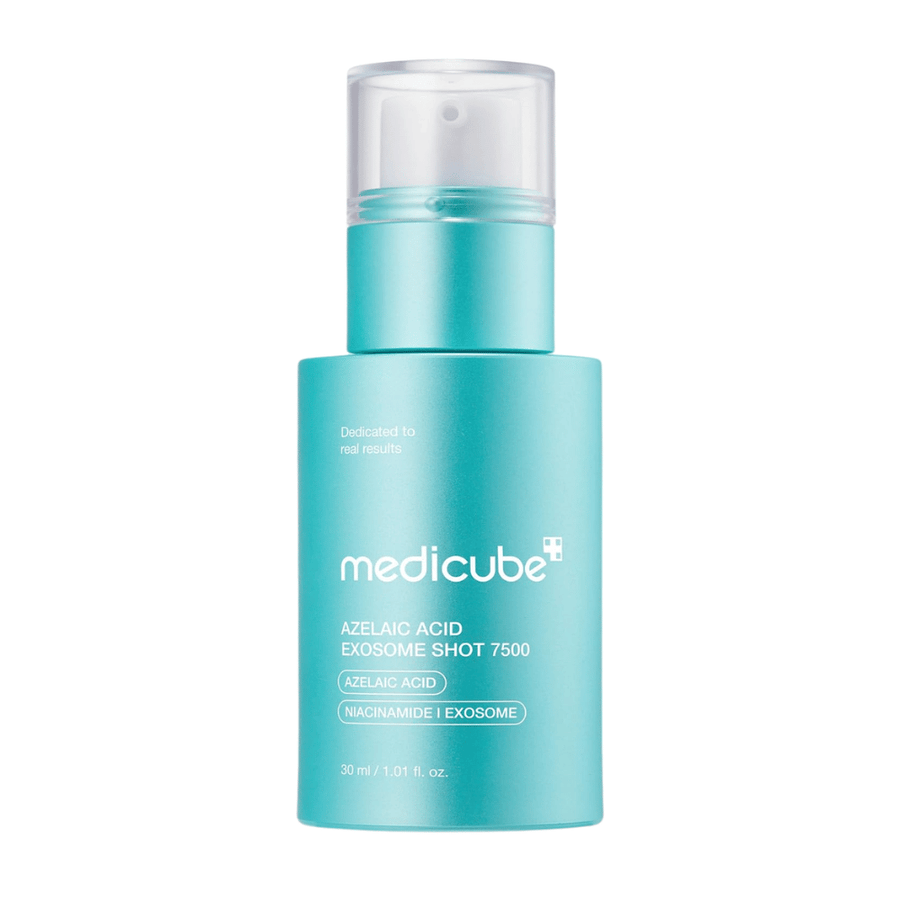 Imagen de producto recortada de Medicube Azelaic Acid Exosome Shot 7500 sobre un fondo claro. La botella turquesa con dispensador ocupa el centro de atención y resalta el diseño moderno del producto. En el envase se indica que la fórmula contiene ácido azelaico, niacinamida y exosomas, y está destinada a un cuidado de la piel más intensivo en comparación con la variante 2000.