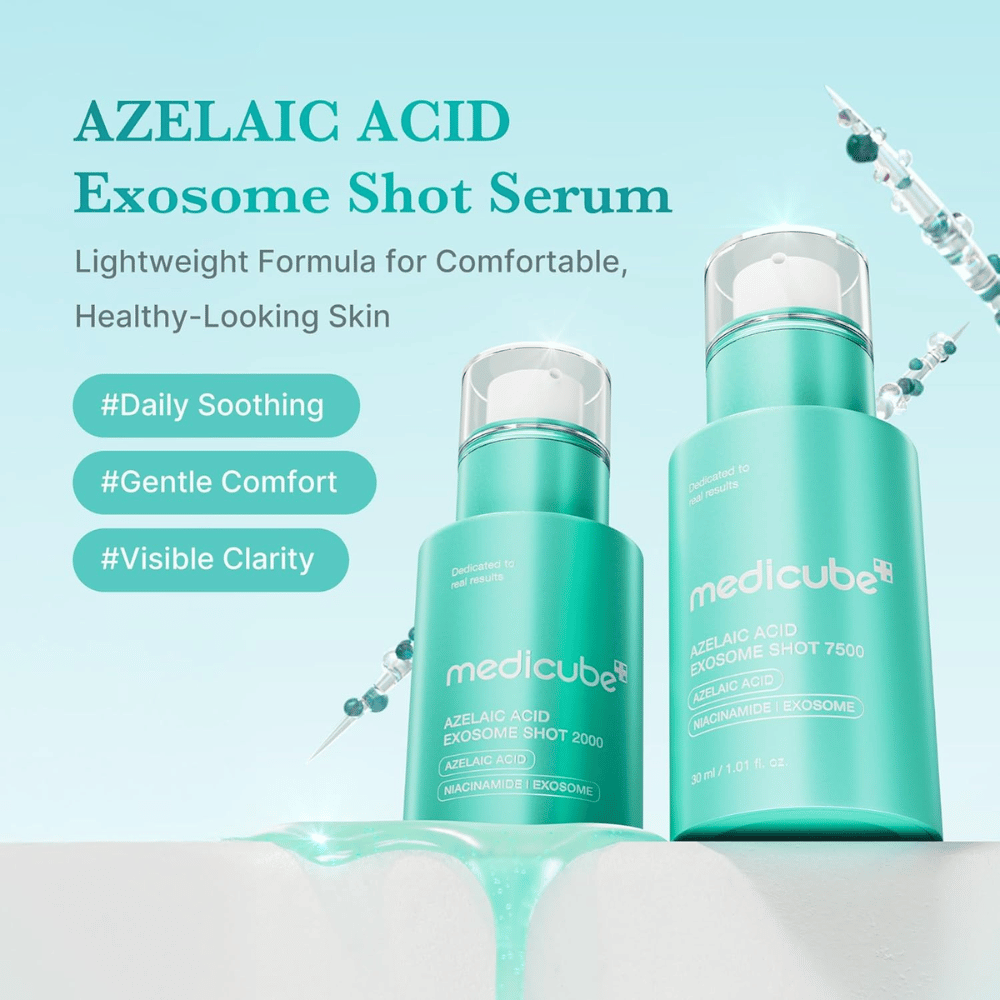 Imagen de producto que muestra tanto Azelaic Acid Exosome Shot 2000 como 7500. El diseño turquesa refuerza el perfil fresco y calmante del producto, mientras se destacan mensajes como cuidado diario, confort y una mayor claridad de la piel. Ilustraciones decorativas de spículas y gotas de sérum aportan una impresión científica y avanzada.