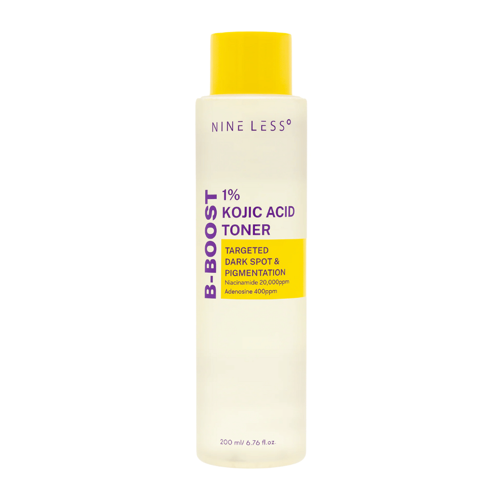 Imagen del producto de NINE LESS B-Boost 1% Kojic Acid Toner, una botella amarilla clara con tapa amarilla y texto morado. Tónico con ácido kójico y niacinamida que reduce las manchas de pigmentación.