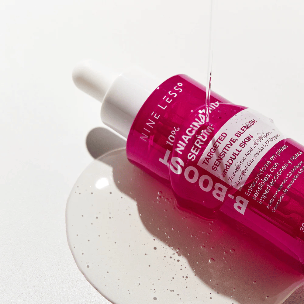 B-Boost 10% Niacinamide Serum, goteando desde el cuentagotas.
