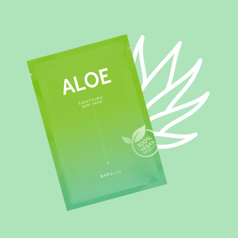 Un paquete del producto BARULAB "Aloe Soothing" máscara se muestra frente a una ilustración de hojas de aloe vera. El producto está marcado como "100% Vegan Product" sobre un fondo verde suave.