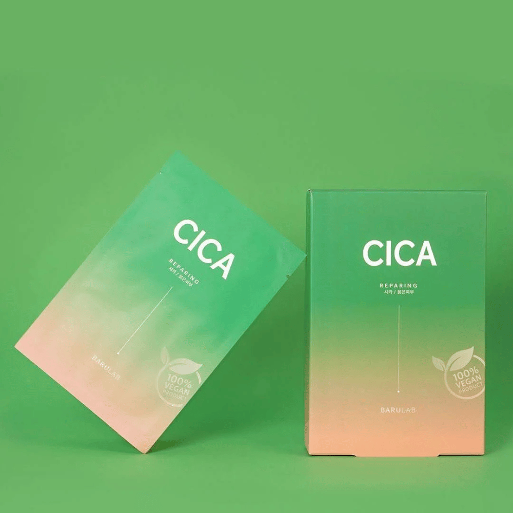 Dos productos de BARULAB, uno en una bolsa y otro en una caja, ambos marcados con "CICA Repairing" contra un fondo verde uniforme. Los productos también están marcados como "100% Vegan Product".