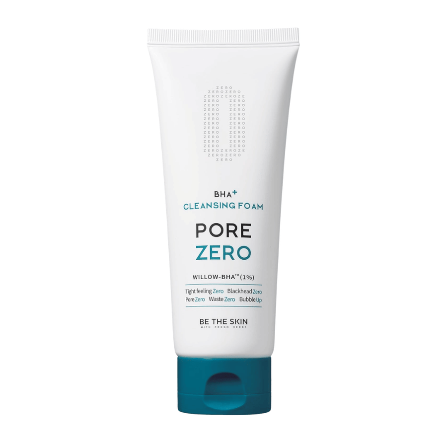 Imagen de producto recortada de Be The Skin Pore Zero BHA+ Cleansing Foam con tubo blanco y tapón azul. El diseño minimalista resalta la estética moderna y clínica del producto, así como su enfoque en el cuidado de los poros y la exfoliación suave.