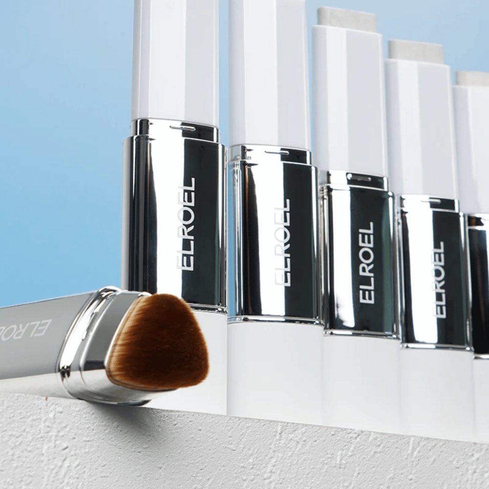 ELROEL Blanc Cover Cream Stick concealer con varias tonalidades aplicadas como muestras que muestran color, cobertura y consistencia cremosa.