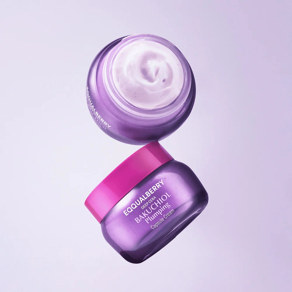 Dos frascos abiertos de EQQUALBERRY Bakuchiol Plumping Capsule Cream en empaque morado con tapa rosa. La textura suave de la crema se ve claramente desde arriba.