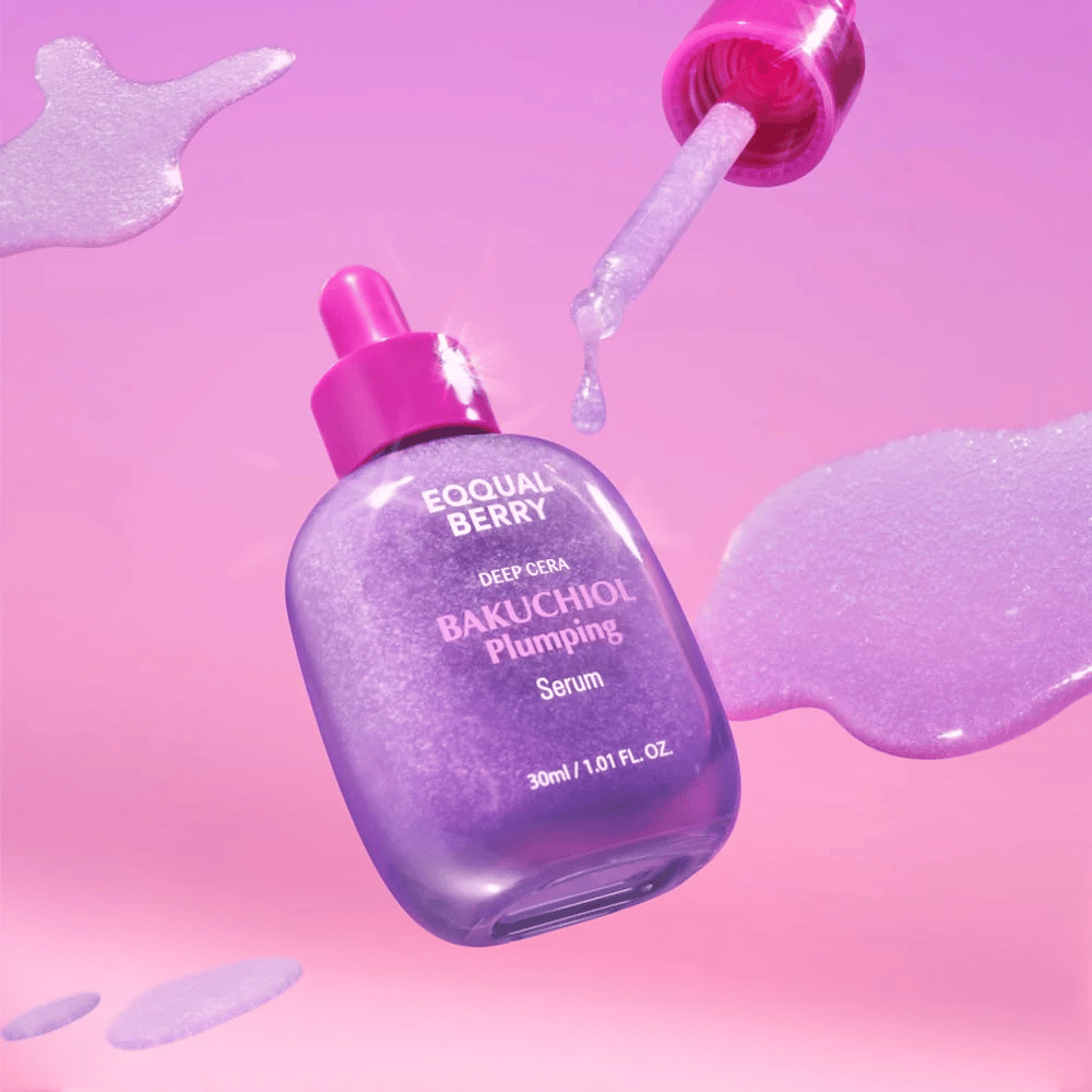 Equal Berry Bakuchiol Plumping Serum en una botella brillante de color lila con pipeta rosa. Gotas de suero y fondo en suaves tonos rosados para una sensación de lujo.