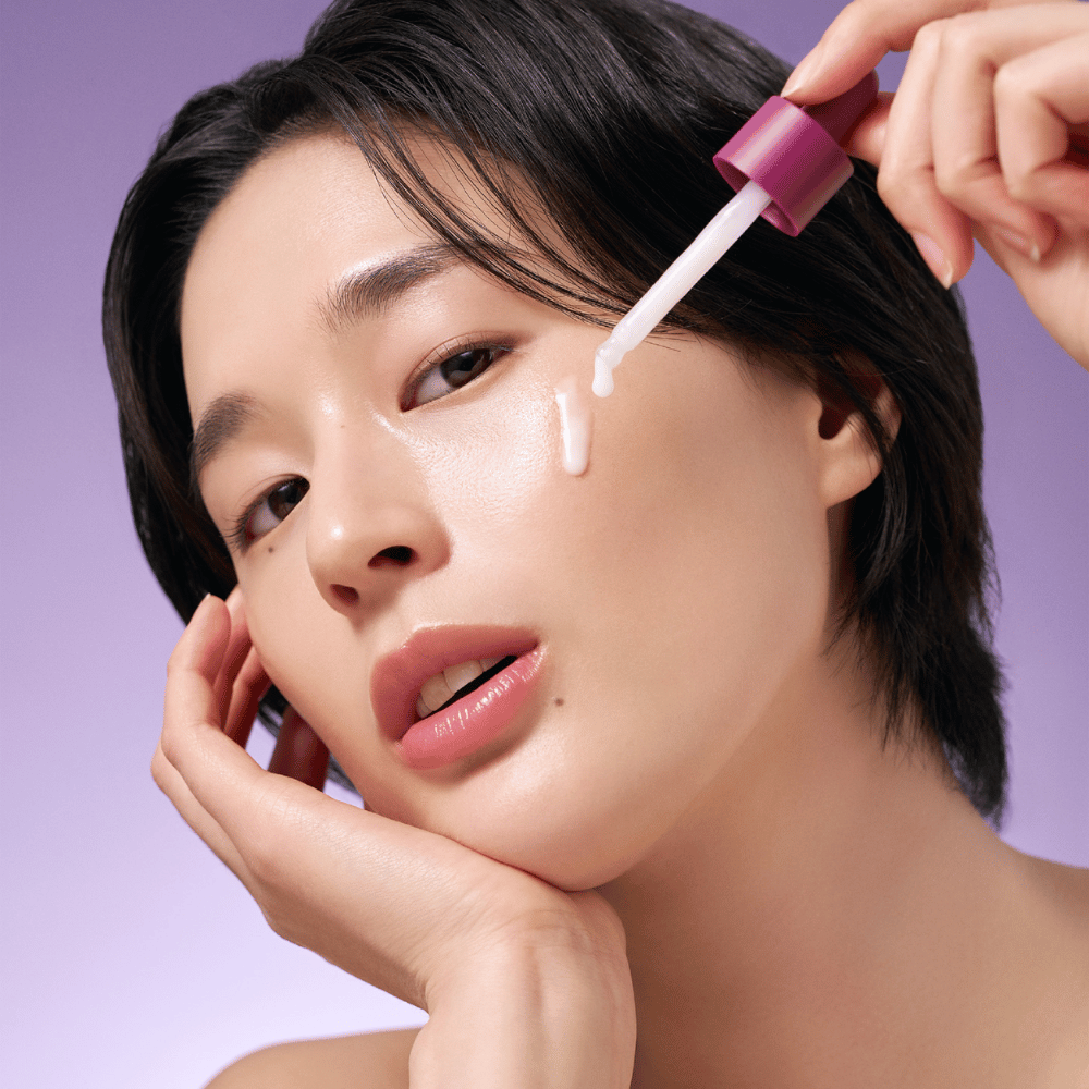 Bakuchiol Timeless Bloom Revitalizing Serum es una alternativa natural al retinol que ayuda a reducir las líneas finas y el tono desigual de la piel. Con una fórmula suave, es perfecto para pieles sensibles y proporciona una apariencia radiante e hidratada.