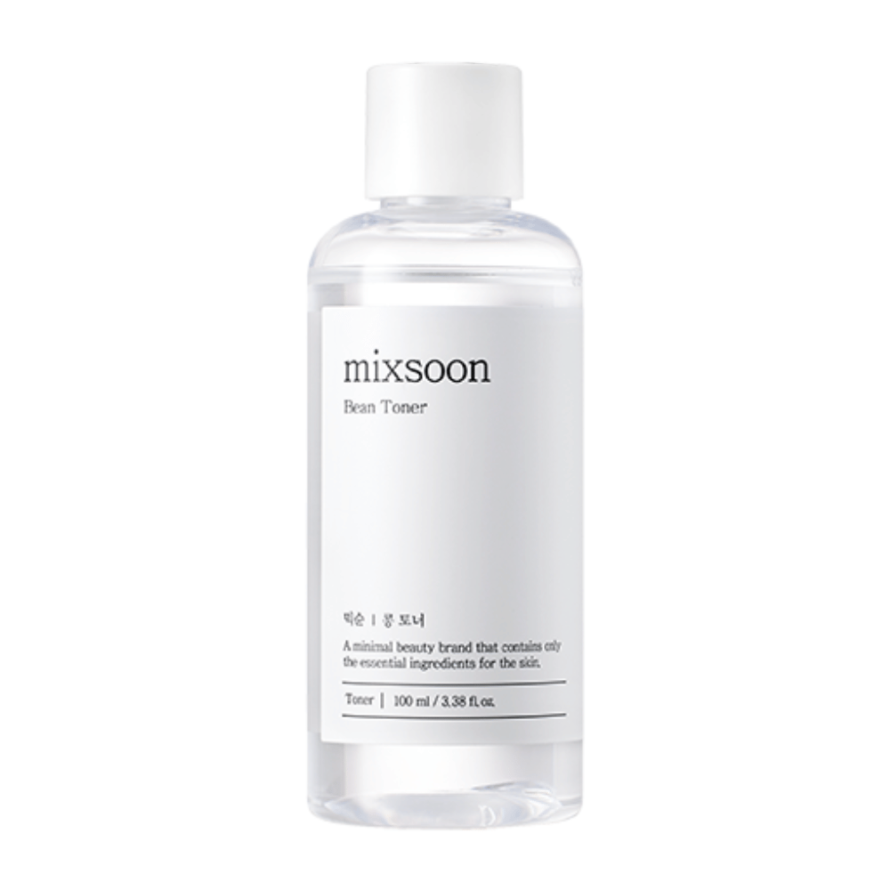 Una botella de plástico transparente con tapa blanca y etiqueta blanca que lleva el texto "mixsoon Bean Toner". Bajo el nombre de la marca hay una descripción en coreano y el texto "Una marca de belleza minimalista que contiene solo los ingredientes esenciales para la piel". El producto es un tónico y contiene 100 ml / 3.38 fl oz. La botella y la etiqueta tienen un diseño limpio y minimalista y están fotografiadas contra un fondo completamente blanco.