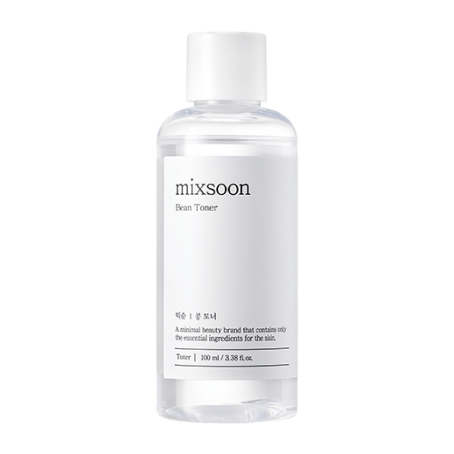 En genomskinlig plastflaska med vit kork och vit etikett som bär texten "mixsoon Bean Toner". Under märkesnamnet finns en beskrivning på koreanska och texten "A minimal beauty brand that contains only the essential ingredients for the skin". Produkten är en toner och innehåller 100 ml / 3.38 fl oz. Flaskan och etiketten har en ren och minimalistisk design och är fotograferad mot en helt vit bakgrund.