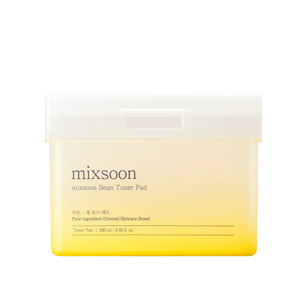 "Un recipiente cuadrado y transparente con Mixsoon Bean Toner Pad. El recipiente tiene un tono amarillento y texto que describe el producto, incluyendo el volumen de 280 ml (9.46 fl. oz).