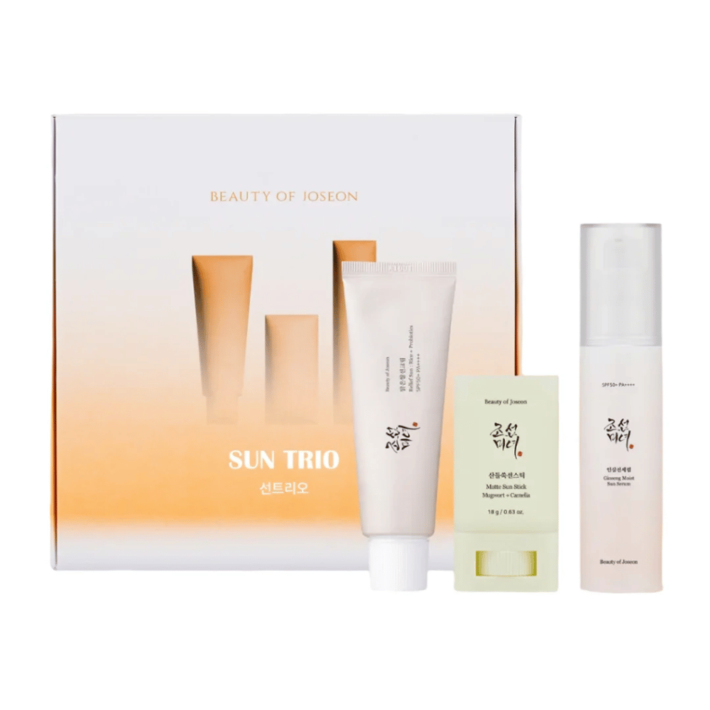 Beauty of Joseon - Sun Trio paquete de regalo con tres productos de protección solar: Relief Sun Rice + Probiotics, Matte Sun Stick Mugwort + Camellia y Ginseng Moist Sun Serum frente a un empaque degradado en blanco y naranja.