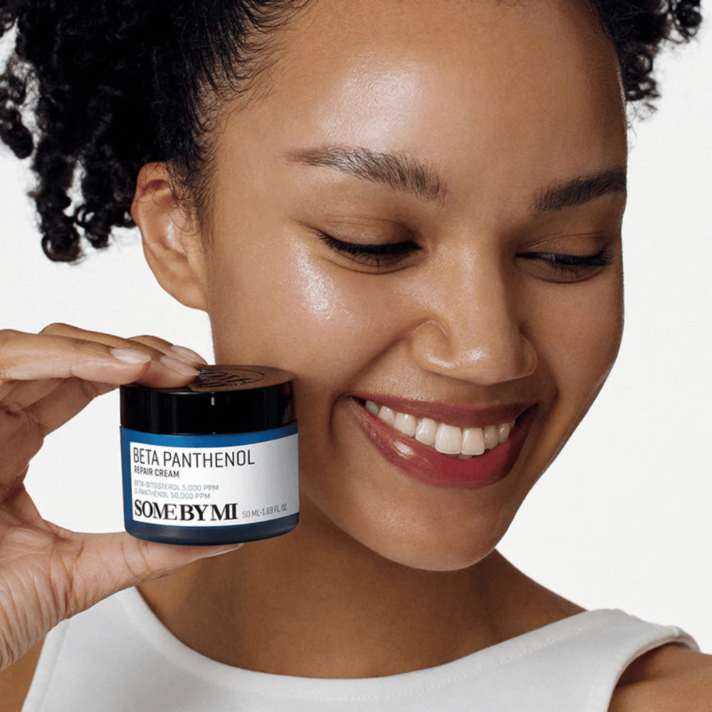 Modelo con piel luminosa sosteniendo SOME BY MI Beta Panthenol Repair Cream – crema facial coreana que fortalece la barrera cutánea e hidrata.