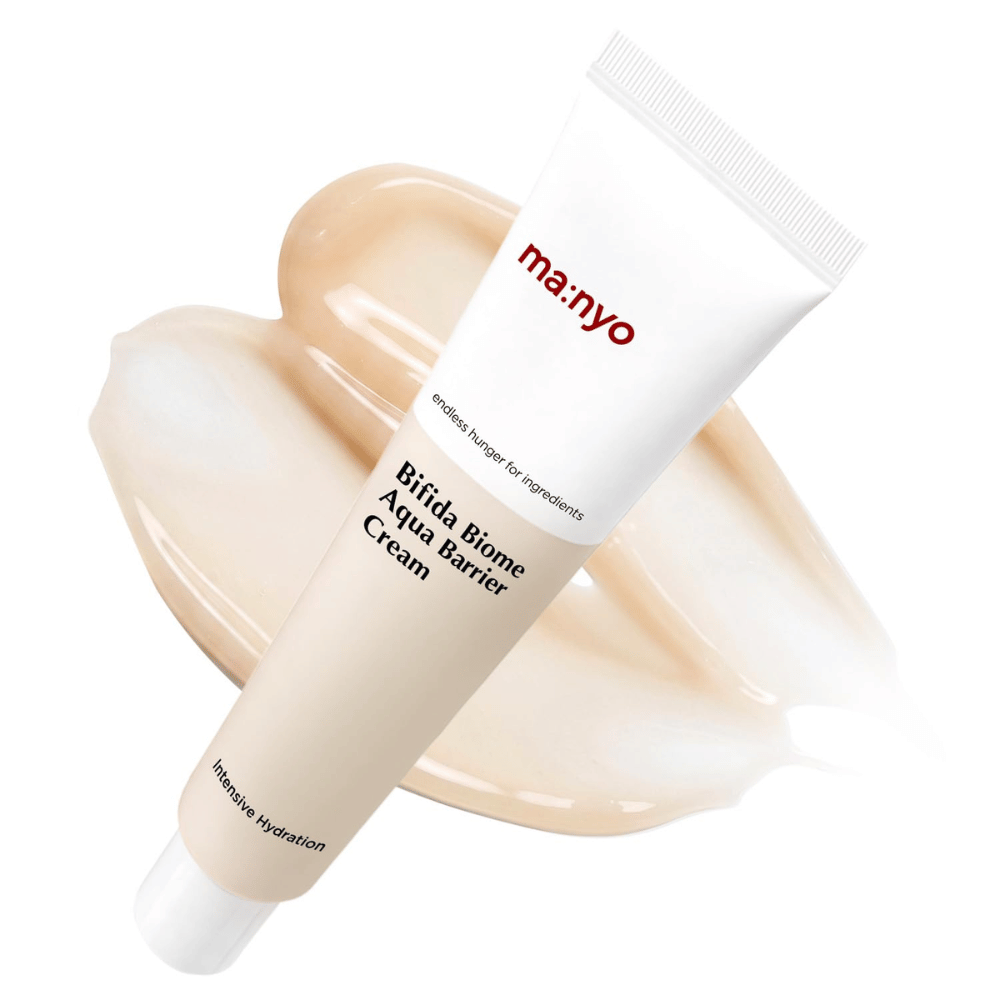 4. Ma:nyo Bifida Biome Aqua Barrier Cream – crema facial hidratante en tubo blanco con textura cremosa beige de fondo