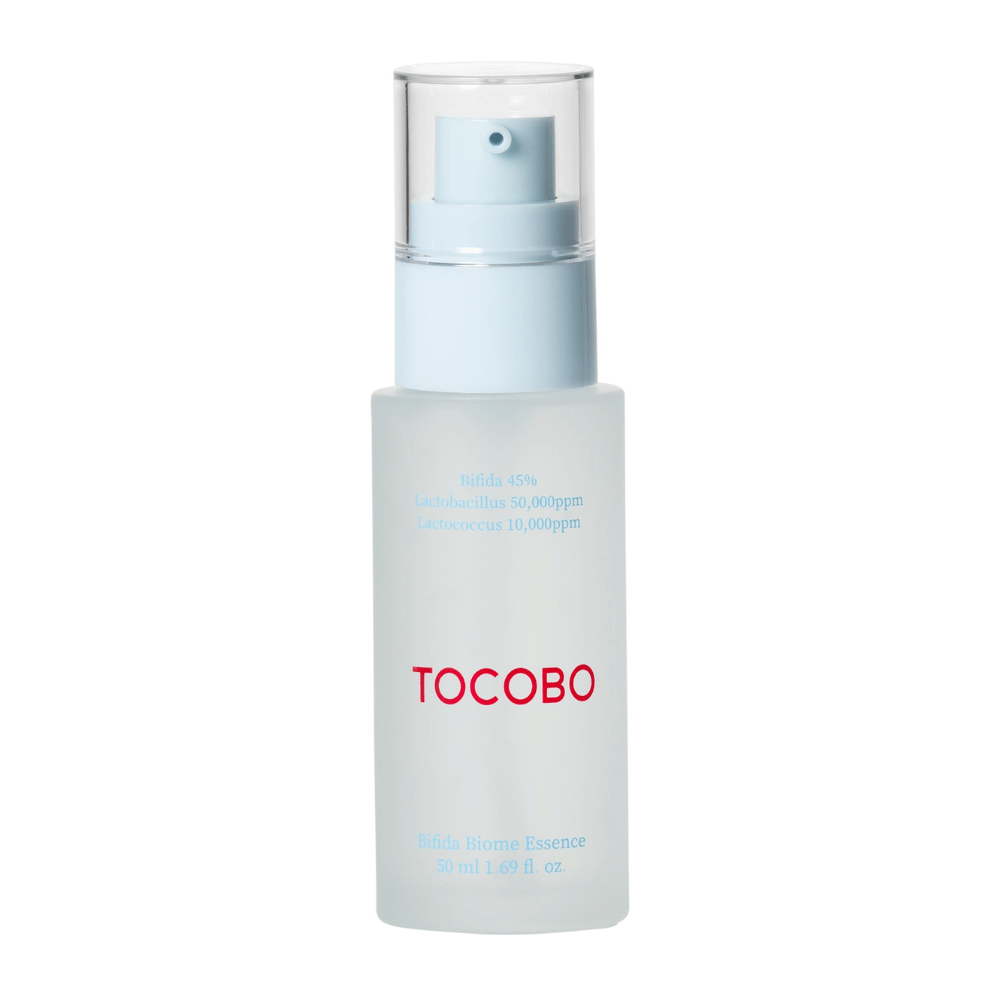 TOCOBO Bifida Biome Essence en un frasco de bomba esmerilado con tapa azul claro y tapa transparente. El texto en la botella indica que contiene 45 % de Bifida, Lactobacillus y Lactococcus, 50 ml.
