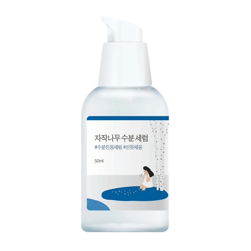 Round Lab Birch Juice Moisturizing Serum en botella de bomba transparente con etiqueta azul y blanca e ilustración de abedul y niña, aislada sobre fondo blanco.
