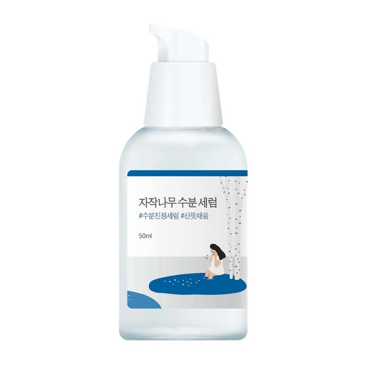 Round Lab Birch Juice Moisturizing Serum i genomskinlig pumpflaska med blå och vit etikett och illustration av björk och flicka, frilagd mot vit bakgrund.