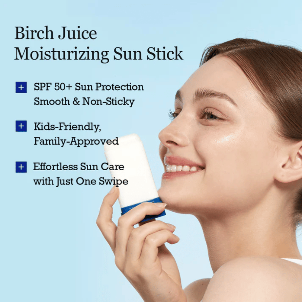 Una persona aplica ROUND LAB Birch Juice Moisturizing Sun Stick en el rostro para una protección solar suave e hidratante