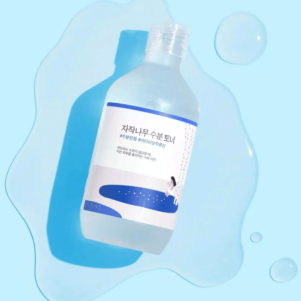 La botella está inclinada en un líquido similar al agua con gotas alrededor sobre un fondo azul