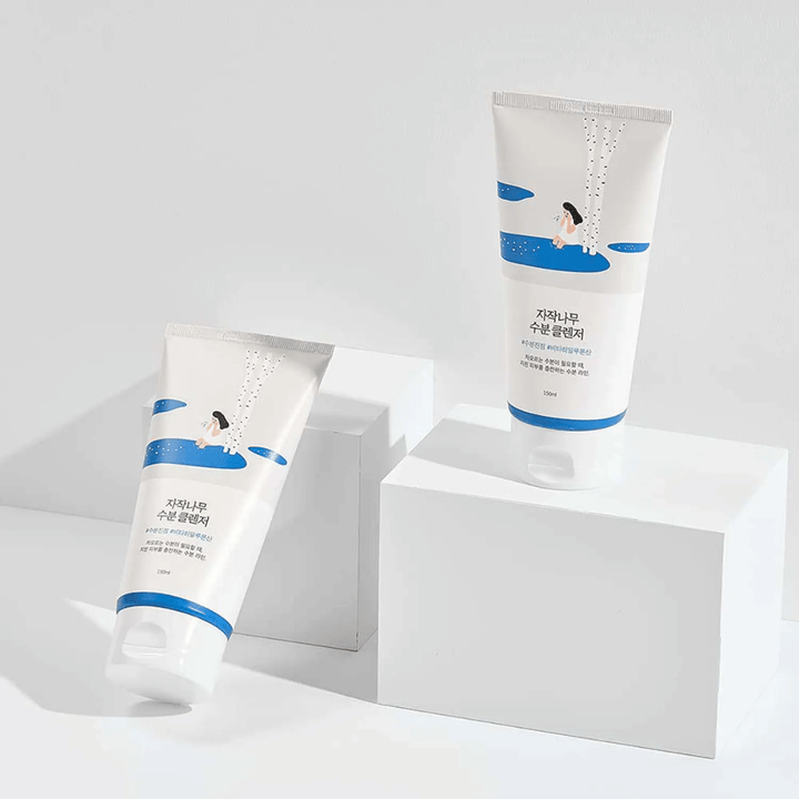 ROUND LAB Birch Juice Moisturizing Cleanser en dos tubos sobre fondo blanco, limpiador facial suave e hidratante con savia de abedul que limpia suavemente y es adecuado para todo tipo de piel, incluso piel sensible.