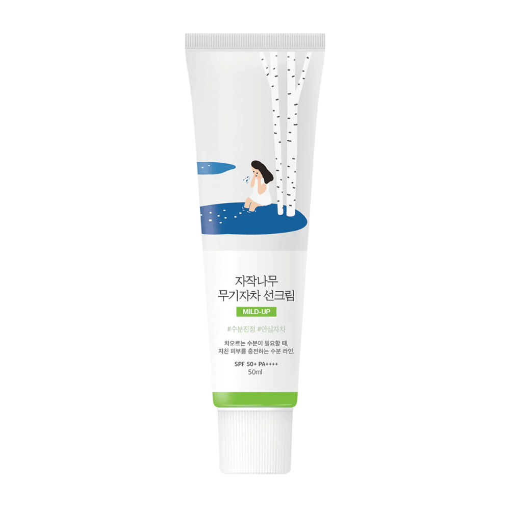 Birch Juice Moisturizing Mild Up Sunscreen SPF 50+ PA++++ – crema solar en tubo blanco con ilustración de abedules y niña junto al arroyo, 50 ml.