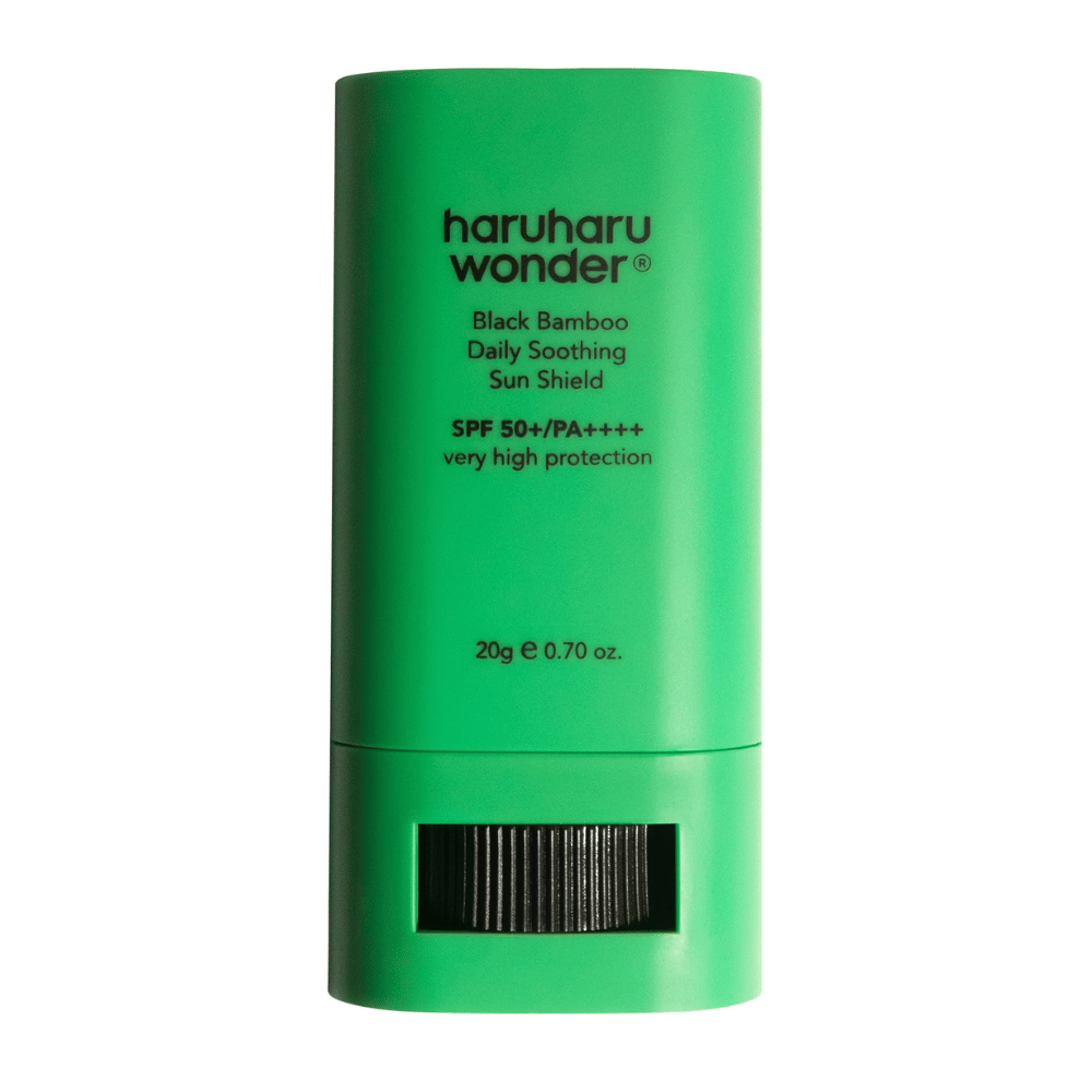 Haruharu Wonder Black Bamboo Daily Soothing Sun Shield – barra de protección solar verde con SPF 50+ PA++++ y muy alta protección, mostrada desde el frente con función de giro visible en la parte inferior.