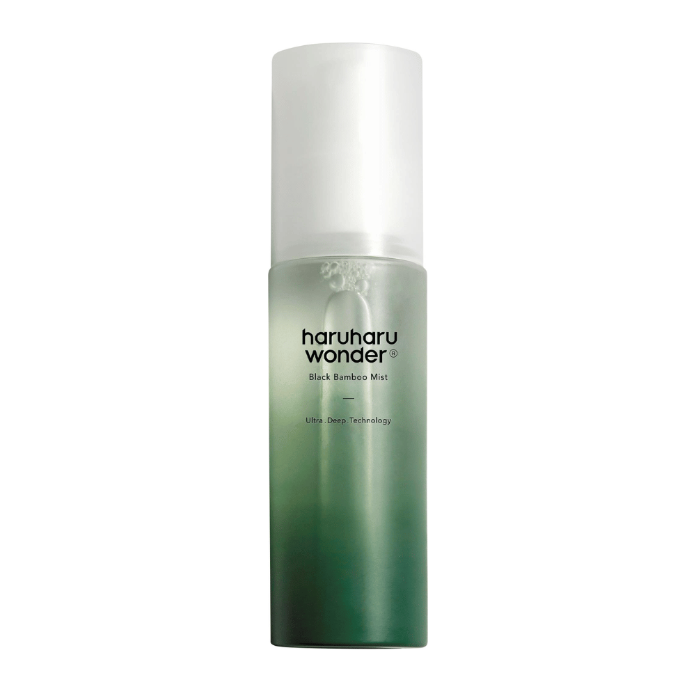 Imagen de HaruHaru Wonder Black Bamboo Mist, que se muestra en una botella elegante y moderna. El producto es una bruma hidratante con un degradado de verde, que señala frescura y naturaleza. La botella tiene una bomba blanca y está diseñada para proporcionar hidratación profunda a la piel mediante tecnología innovadora.