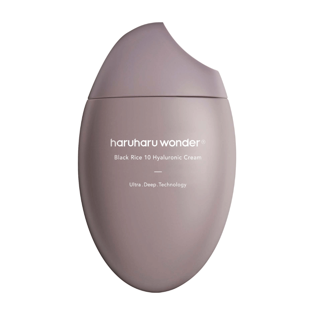 Un empaque liso y elegante de "Haruharu Wonder Black Rice 10 Hyaluronic Cream", marcado con texto blanco. El empaque utiliza "Ultra Deep Technology" lo que sugiere una fórmula avanzada para la hidratación profunda de la piel.