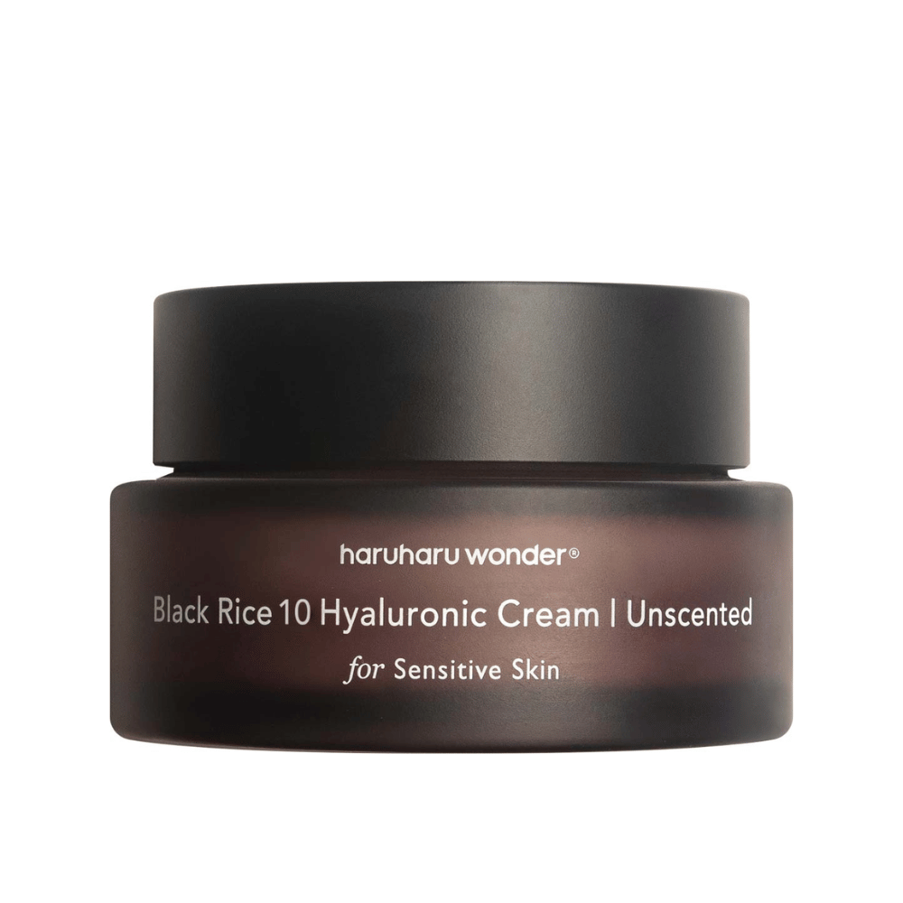 La imagen muestra un frasco de crema para la piel de la marca haruharu wonder. El producto se llama "Black Rice 10 Hyaluronic Cream" y está especialmente diseñado para piel sensible, como se indica en el texto.