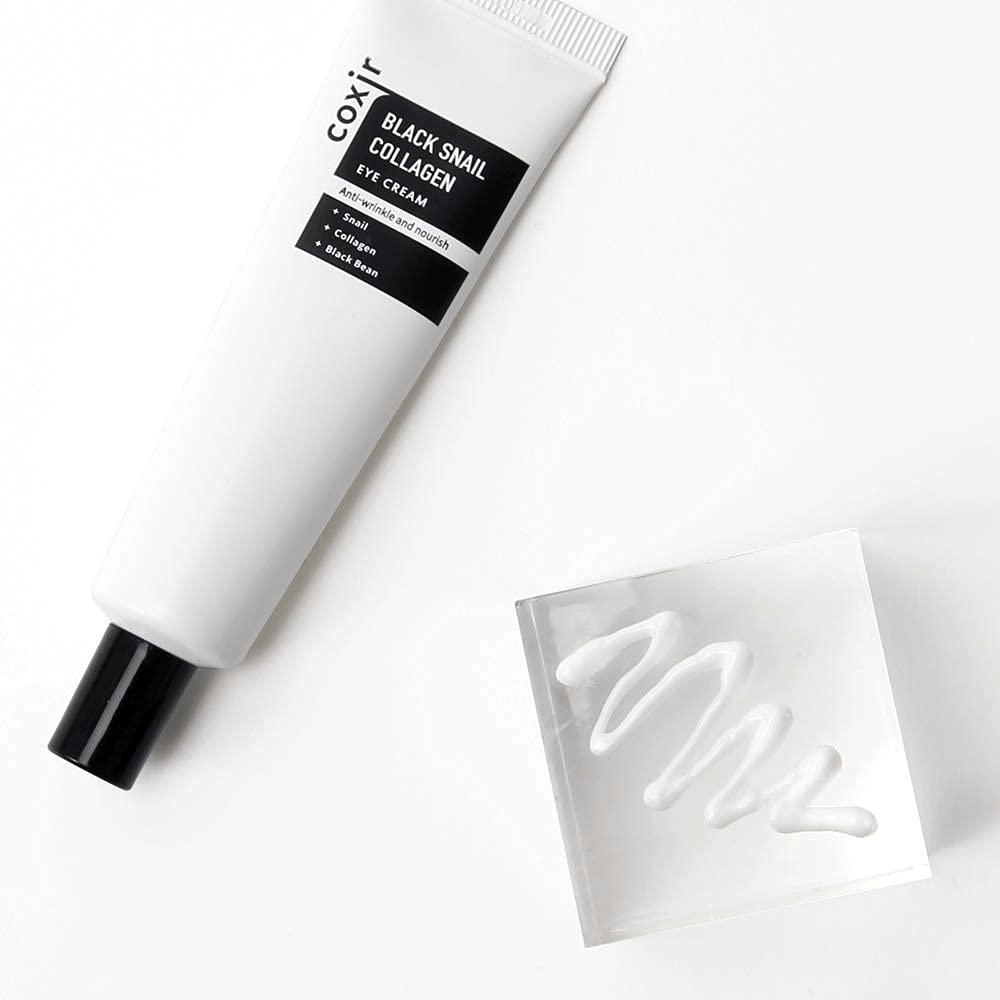 Esta es una imagen de "Black Snail Collagen Eye Cream". Es una crema para ojos que contiene ingredientes como extracto de caracol y colágeno, que son conocidos por sus propiedades hidratantes y nutritivas. El producto se comercializa para poder brindar elasticidad y nutrición a la piel.