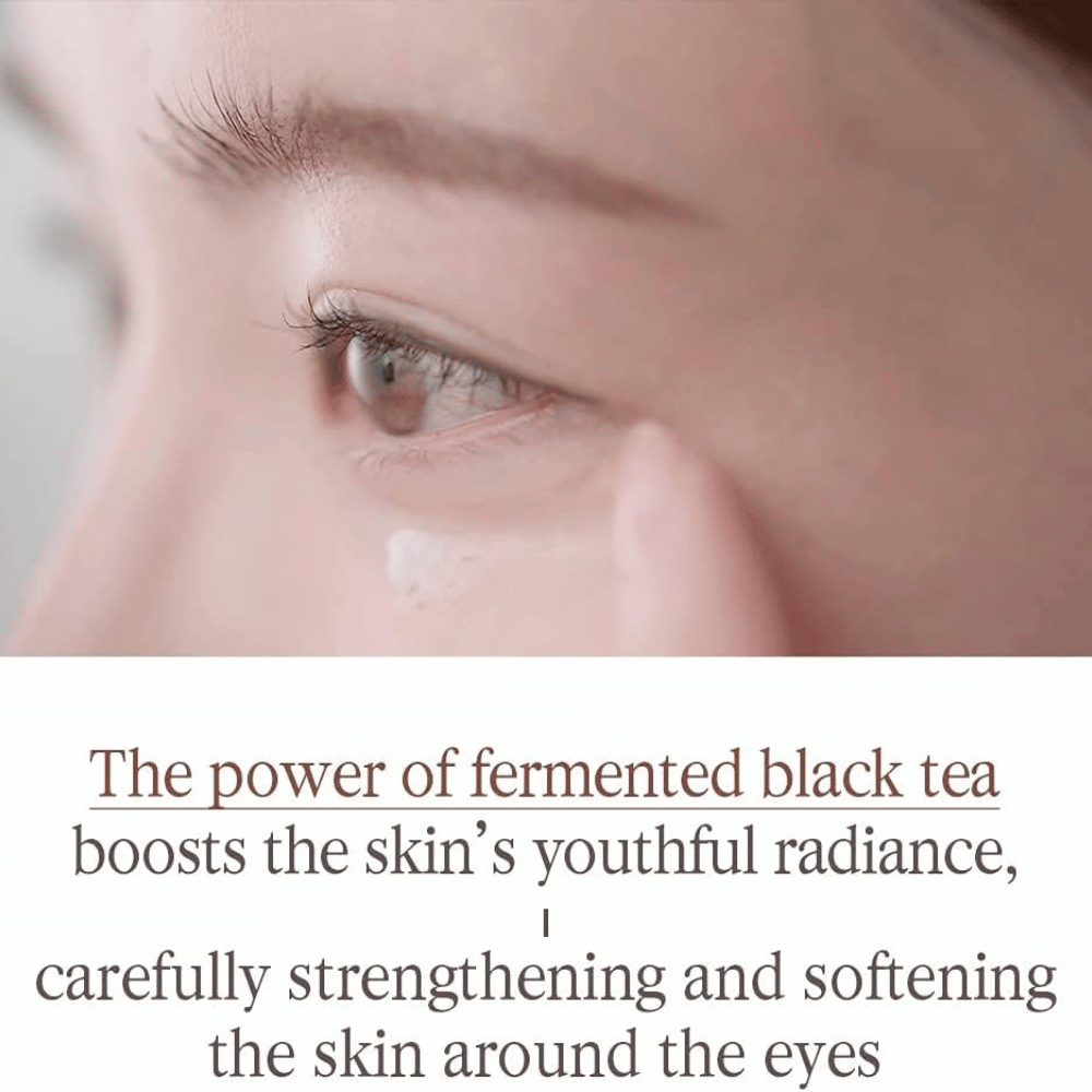 Pyunkang Yul Black Tea Time Reverse Eye Cream con té negro fermentado que cuida la piel sensible alrededor de los ojos y contribuye a una sensación más suave.
