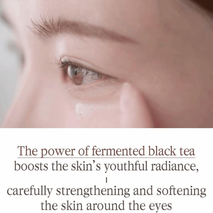 Pyunkang Yul Black Tea Time Reverse Eye Cream con té negro fermentado que cuida la piel sensible alrededor de los ojos y contribuye a una sensación más suave.