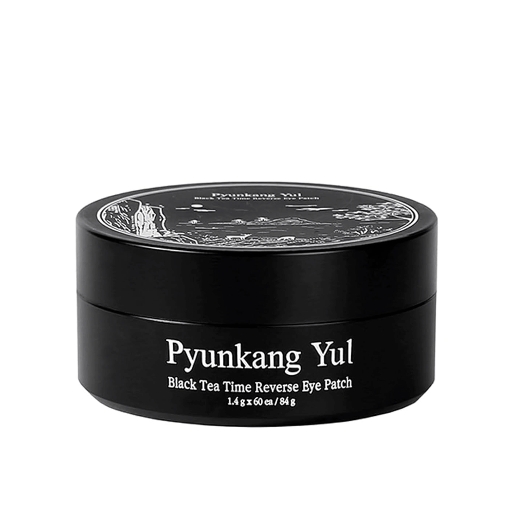 Imagen de producto recortada de Pyunkang Yul Black Tea Time Reverse Eye Patch en envase negro con un diseño elegante y minimalista sobre un fondo claro.
