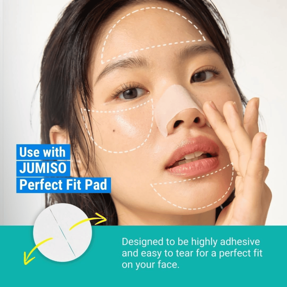 Mujer aplicando JUMISO Blackhead Melting Softener con Perfect Fit Pad. El producto disuelve puntos negros y se adapta perfectamente al rostro.