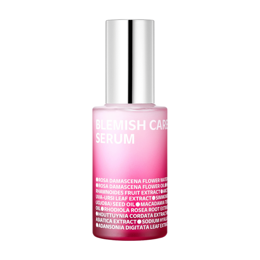 Una botella solitaria de Blemish Care Serum con un diseño rosa degradado y un tapón de color plata, de pie contra un fondo blanco. El texto en la botella lista ingredientes como agua de rosas, aceites y extractos, impreso en blanco en la parte frontal.