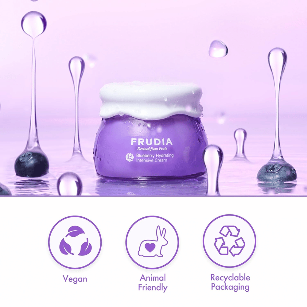 FRUDIA Blueberry Hydrating Intensive Cream en un entorno acuoso con fórmula vegana, propiedades cruelty-free y embalaje reciclable