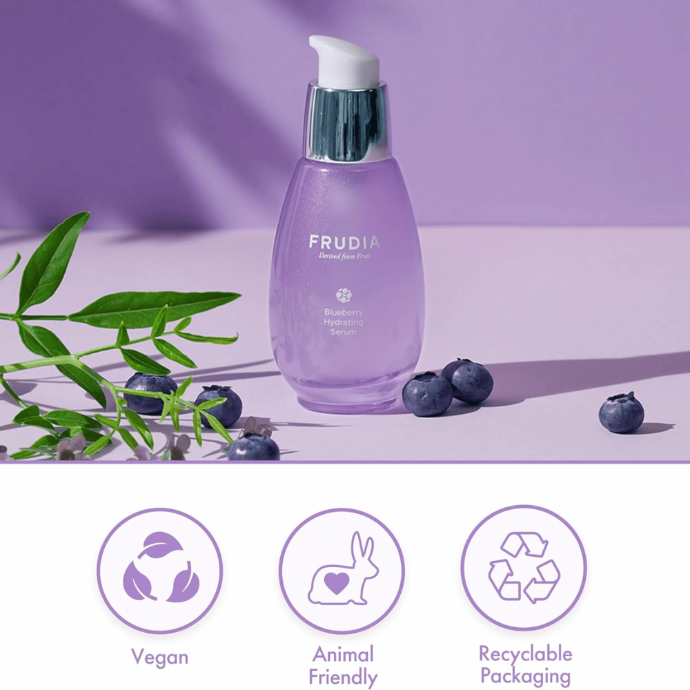 FRUDIA Blueberry Hydrating Serum con extracto de arándano, fórmula vegana, cruelty-free y empaque reciclable, desarrollado para hidratación y brillo.