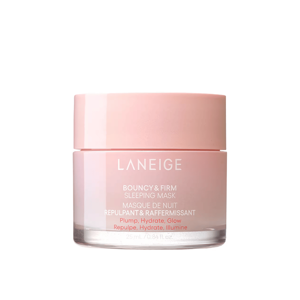 Laneige Bouncy & Firm Sleeping Mask en un tarro de vidrio rosa con una tapa a juego. El producto, que contiene 25 ml, está diseñado para proporcionar volumen, hidratación y brillo durante la noche. El texto en el tarro incluye "Volumen, Hidratación, Brillo."