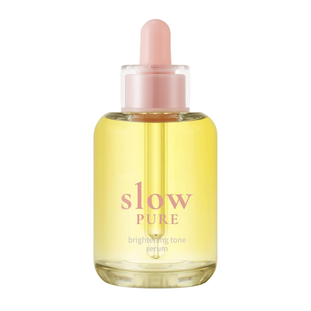 Slow Pure Brightening Tone Serum en botella de vidrio transparente con pipeta, llena de suero amarillo brillante.