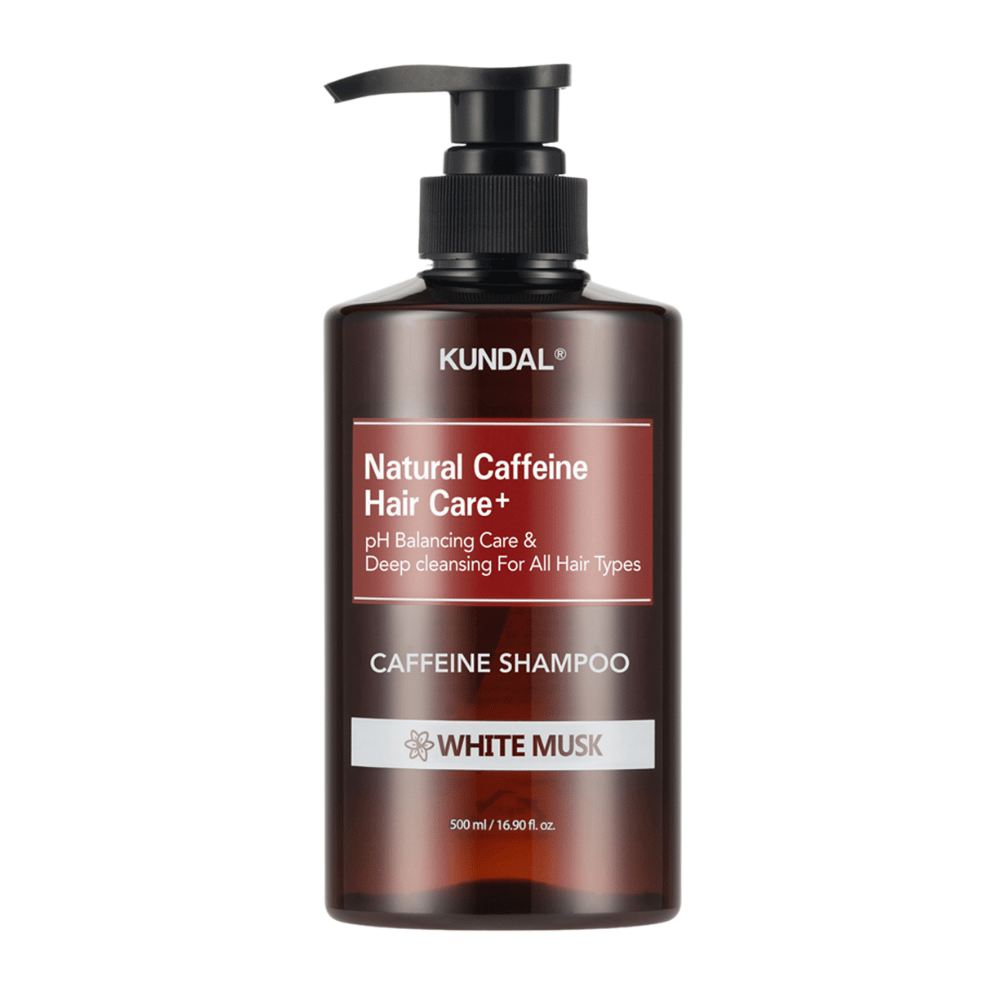 KUNDAL Natural Caffeine Hair Care+ Shampoo White Musk en botella de plástico marrón con bomba, 500 ml.