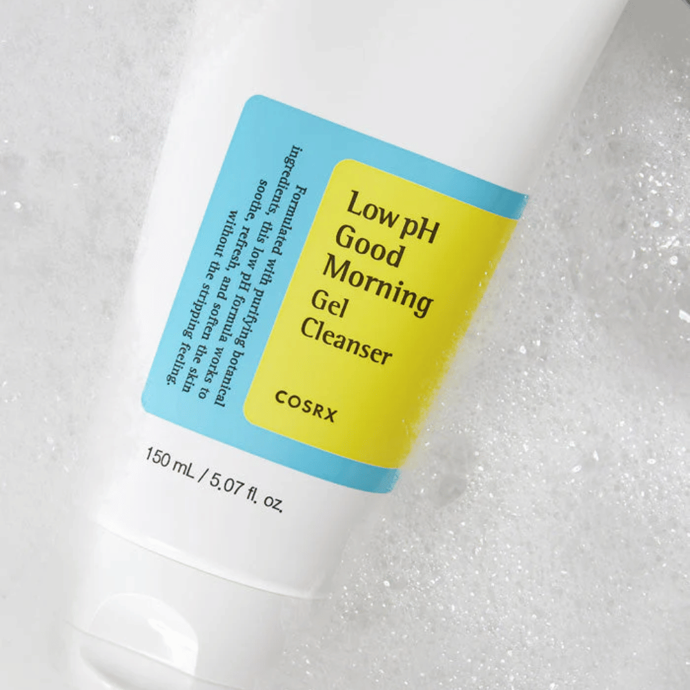 COSRX Low pH Good Morning Gel Cleanser 150ml – limpiador facial suave con pH bajo para piel sensible, mostrado con espuma.