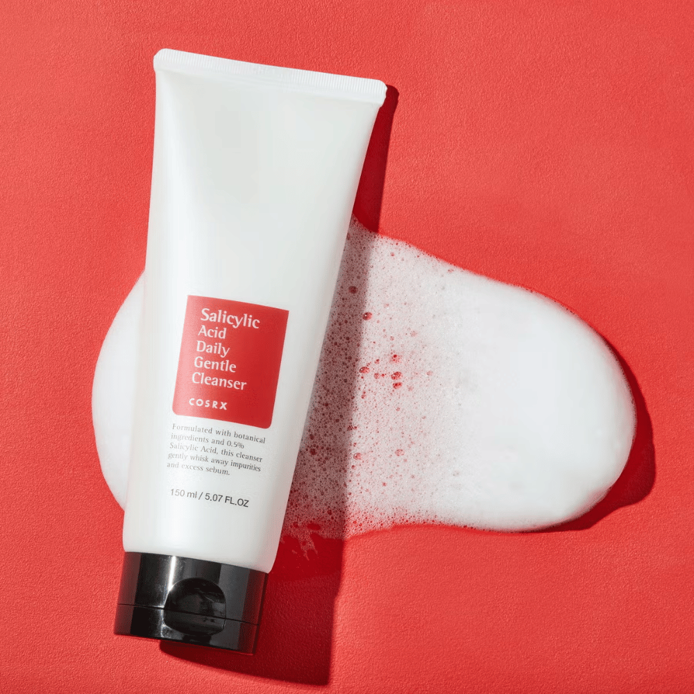 COSRX Salicylic Acid Daily Gentle Cleanser 150ml – limpiador facial efectivo con ácido salicílico contra el acné, puntos negros y piel impura, mostrado con espuma.