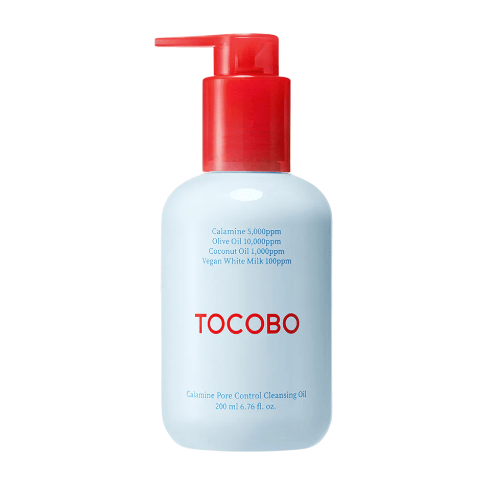 TOCOBO Calamine Pore Control Cleansing Oil con botella de bomba roja y texto azul en botella azul claro, muestra ingredientes principales y volumen 200 ml.