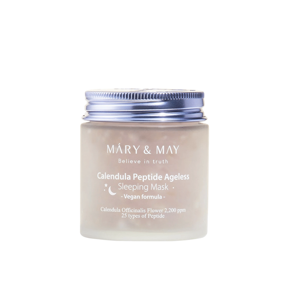 Un frasco de MARY & MAY Calendula Peptide Ageless Sleeping Mask. El frasco tiene una tapa de color plateado y una etiqueta con el texto "Calendula Peptide Ageless Sleeping Mask" y "Fórmula vegana". El producto contiene caléndula y péptidos para darle a la piel una apariencia juvenil durante la noche.