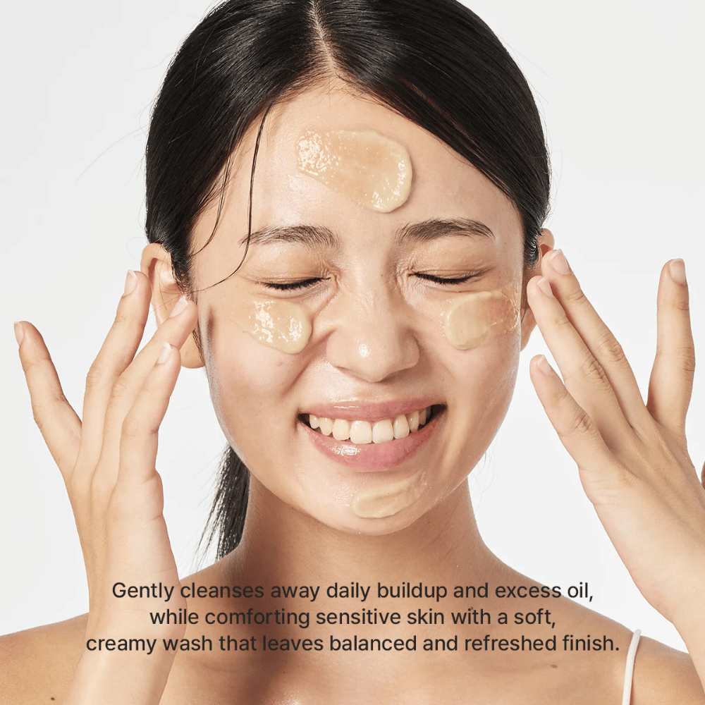 Mujer aplica Arencia Calendula Rice Mochi Cleanser – limpieza coreana suave que elimina el aceite y las impurezas mientras la piel se siente fresca y equilibrada.