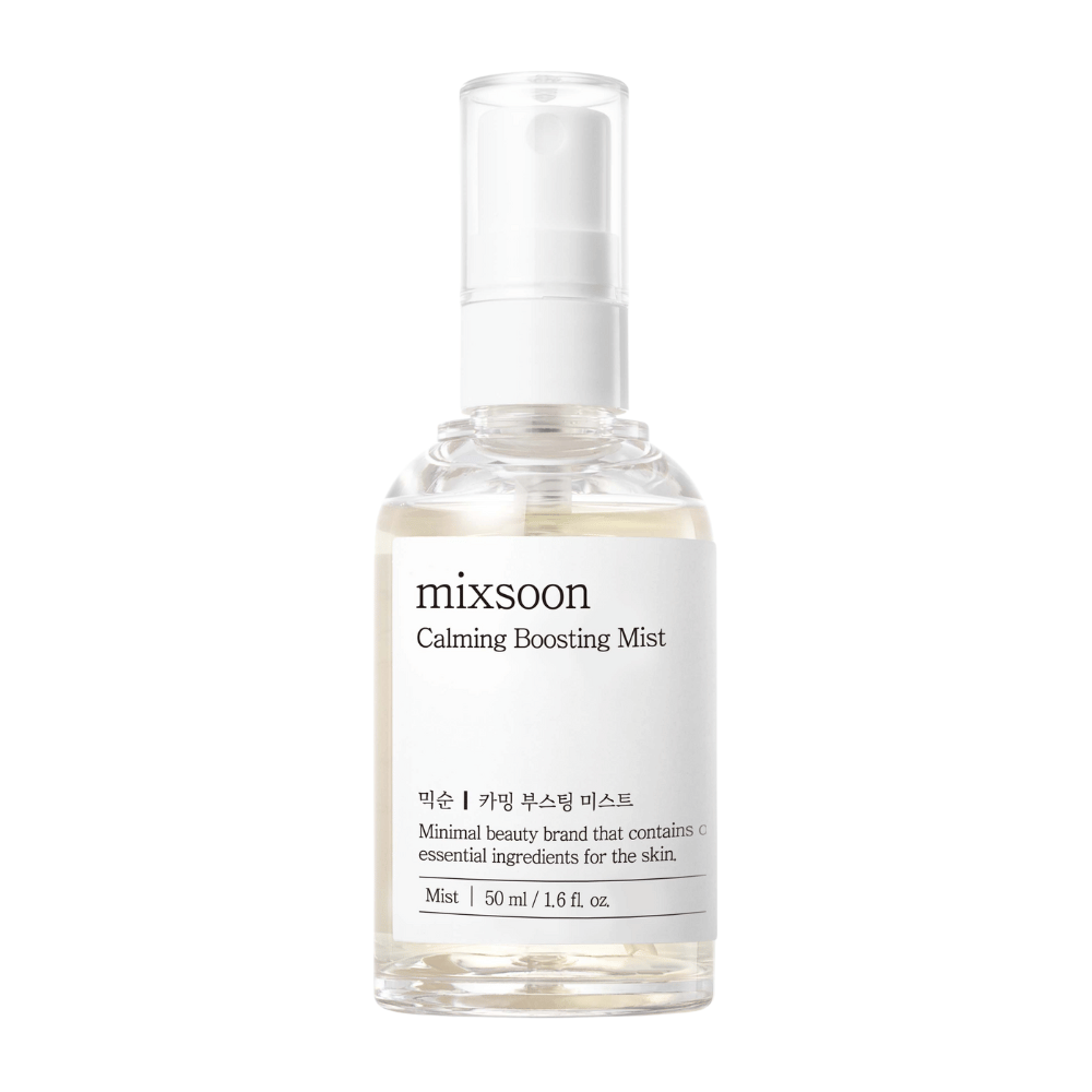 Una botella de spray transparente con Mixsoon Calming Boosting Mist. La botella está etiquetada con una etiqueta blanca sencilla que muestra el nombre del producto y describe el contenido como ingredientes esenciales para la piel, en un estilo minimalista.